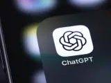 Ikona aplikacji ChatGPT na ekranie telefonu. Odkryj możliwości darmowego chat gpt i twórz niesamowite treści.