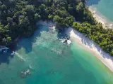 Rajska plaża na Kostaryce, idealne miejsce na wakacje. Turkusowa woda, biały piasek i bujna zieleń.