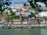 Porto kwiecień: kolorowe kamienice nad rzeką Douro, słoneczna pogoda sprzyja spacerom po nabrzeżu.