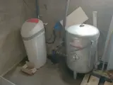 Urządzenie do uzdatniania wody i zbiornik hydroforowy. Zastanawiasz się, dlaczego ucieka powietrze z hydroforu? Może to być problem z membraną lub nieszczelnością.