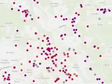 Mapa Warszawy z zaznaczonymi punktami o różnym natężeniu smogu.
