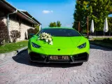 Jaskrawozielone Lamborghini Huracan z bukietem kwiatów na masce i napisem "Młoda Para". Zastanawiasz się, ile kosztuje Lamborghini Huracan?