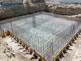 Siatka zbrojeniowa tworzy solidny fundament pod przyszły budynek.