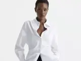 Kobieta w białej koszuli, gotowa na eleganckie white party.