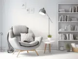 Un sillón cómodo junto a una estantería llena de libros, creando una acogedora biblioteca en casa.