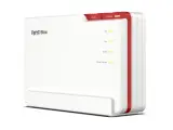 Biały router FRITZ!Box z czerwonymi akcentami, z zapalonymi diodami sygnalizującymi status, w tym qos.