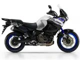 Srebrno-czarny motocykl Yamaha Super Tenere 1200 z niebieskimi akcentami, gotowy na przygodę. Dane techniczne dostępne dla każdego podróżnika.