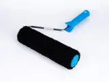 En svart roller med blått handtag, perfekt för att applicera rullspackel jämnt på väggar.