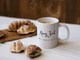 Kawa i croissanty, idealne na śniadanie. Kubek z napisem "Nowy Jork, mój koniec świata" to świetny pomysł, co kupić w USA do Polski.