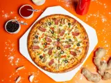 Pyszna pizza z kiełbasą, pieczarkami i papryką, obok sosy i imbir – idealne dodatki do pizzy.