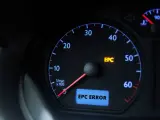 Kontrolka EPC świeci się na desce rozdzielczej Skody, sygnalizując błąd.