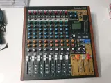 Tascam Model 12 to wszechstronny mikser z wbudowanym interfejsem audio i kontrolerem.