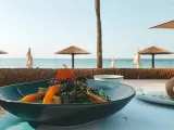 Pyszna sałatka z owocami i ziarnami, idealna na lunch w stylu full board plus nad morzem.