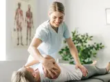 Physiotherapeutin behandelt Patientin am Schultergelenk. Informieren Sie sich über Physiotherapie Kosten für Ihre Genesung.