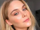 Blondynka z zielonymi oczami, z subtelnym rumieńcem i błyszczącymi ustami. Wygląda naturalnie, jakby miała make up no make up.