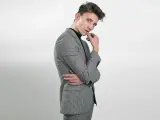 Elegancki młody mężczyzna w garniturze w kratkę, idealny pomysł, jak ubrać się na 18. urodziny.