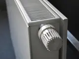 Biały grzejnik z termostatem ustawionym na 3. To element ogrzewania elektrycznego mieszkania, zapewniający komfort cieplny.