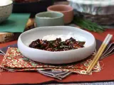 Pyszny kurczak po japońsku w sosie teriyaki, podany z ryżem i posypany sezamem.
