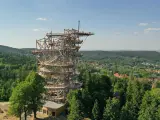 Wieża widokowa w Świeradowie Zdroju to niezwykłe miejsce, które warto zobaczyć. Spiralna konstrukcja oferuje wspaniałe widoki na okoliczne lasy i miasto.