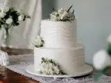 Elegancki tort weselny ozdobiony kwiatami, idealny na ślub cywilny. Piękne życzenia na ślub cywilny dla Młodej Pary.