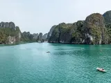 Wietnam jest bezpieczny dla turystów. Widok na Zatokę Ha Long z łodziami i wapiennymi formacjami skalnymi.