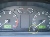 Przycisk do kasowania przeglądu Skoda Octavia 3. Widoczny licznik kilometrów i obrotomierz.