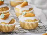 Leckere Karottenmuffins mit Zuckerguss und Marzipan-Karotten, perfekt für ein Osterfest. Dieses Karottenmuffins Rezept ist einfach und gelingt immer.