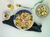 Makarony z łososiem i cukinią, posypane ziołami. Danie wygląda na jedno z najzdrowszych makaronów, idealne na lekki obiad.