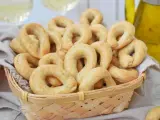Koszyk pełen chrupiących taralli, idealnych do chrupania. Ten przepis na taralli to sekret włoskiej przekąski.