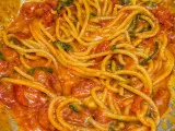 Spaghetti avvolti in un sugo cremoso di pomodoro e basilico, un invitante piatto di pasta allo scarpariello.