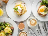 Ein köstlicher Brunch in Berlin: Pancakes mit Früchten, Eggs Benedict und Croque Madame mit Spiegelei. Dazu Kaffee und Saft.