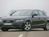 Ciemnoszare Audi A4 B8 2.0 TDI 143 KM na drodze. Zastanawiasz się, jaki akumulator do Audi A4 B8 2.0 TDI 143 KM będzie najlepszy?