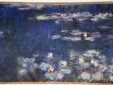 Un étang de nénuphars aux reflets bleus et roses, une œuvre emblématique de Claude Monet, baignée d'une lumière impressionniste.