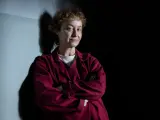 Kobieta w bordowym płaszczu, z burzą rudych włosów, opiera się o ścianę. Czekasz na skazana sezon 3 ile odcinków?