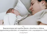 Mama i dziecko śpią razem. Bezpieczne wspólne spanie z dzieckiem w łóżku jest lepsze niż zasypianie z nim z wyczerpania w fotelu.