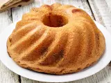 Ciambellone senza uova dorato e soffice, con la sua forma a ciambella, pronto per essere gustato.