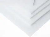 Kilka białych arkuszy tarflenu ułożonych warstwowo, tworzących geometryczny wzór.