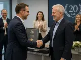 Wręczenie nagrody jubileuszowej pracownikowi samorządowemu za 20 lat pracy. Uroczystość z udziałem współpracowników.