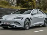 Srebrny BYD Seal pędzi po drodze. Sprawdź aktualną byd seal cena i dowiedz się więcej o tym elektrycznym aucie.