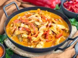 Ein einfaches Putengeschnetzeltes-Rezept mit Paprika und Zwiebeln in cremiger Sauce, serviert in einer Pfanne.