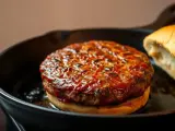 Na czym smażyć burgera? Sekret soczystości i idealnej skórki