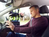 Mann am Steuer, Polizist mit Handy. Die Szene deutet auf eine Kontrolle hin, vielleicht wegen Verdacht auf **Probezeit Alkohol**.