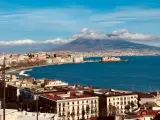 Vue panoramique de Naples avec le Vésuve en arrière-plan, un voyage inoubliable.