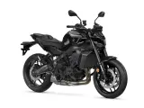 Czarny motocykl Yamaha MT09, gotowy do podboju miejskich ulic. Agresywny wygląd i sportowy charakter.