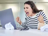 Wütende Frau schreit vor Laptop, frustriert über Probleme im **bad neighbourhood**.
