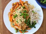 Pyszny Pad Thai z kurczakiem, warzywami i orzeszkami ziemnymi, polany aromatycznym sosem do Pad Thai.