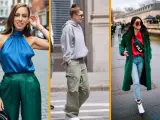 Tres mujeres lucen estilos urbanos. Una lleva un top azul y pantalones verdes, otra un conjunto gris y cargo, y la tercera un abrigo verde con rojo. Muestran cómo los colores que combinan con el verde son versátiles.
