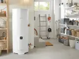 Un préparateur ECS Atlantic blanc trône dans un garage bien rangé, prêt à fournir de l'eau chaude.