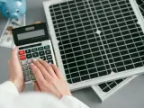 Kalkulacja opłacalności magazynu energii przy panelach słonecznych.