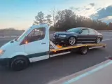 Autolaweta z Audi A8 na pokładzie. Zastanawiasz się, jakie prawo jazdy jest potrzebne do jej prowadzenia?